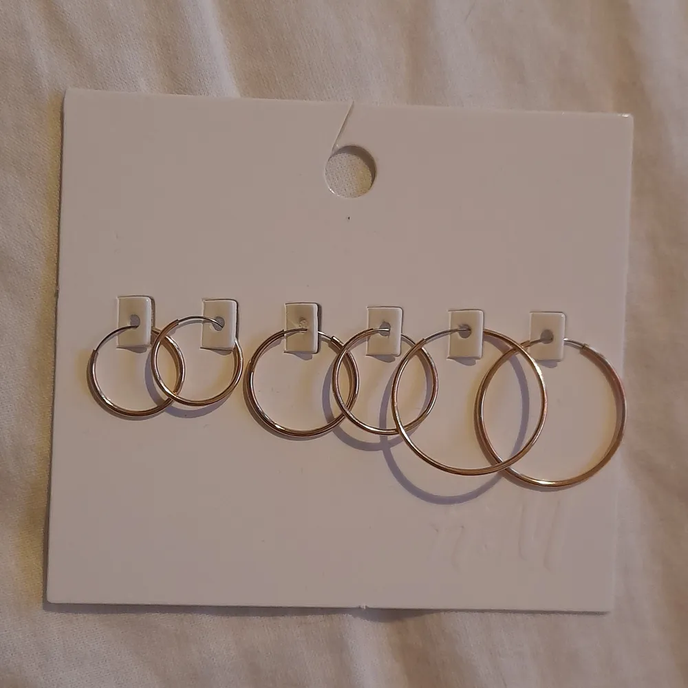 Guldiga hoops i 3 str från H&M. Köpta för 49 kr. Säljer för att de inte används.. Accessoarer.