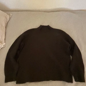 HOPE Bold Sweater (Brun) - Hej!  HOPE Bold Sweater i bra skick. Behöver noppras lite annars väldigt lite använd. Nypris ca 2000