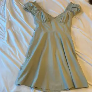 Söt grön mini klänning från NAKD. Säljer då den har blivit för liten på mig. 