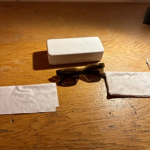 Chimi 04 green - Toppskick, en liten repa på delen på ramen som är bakom örat så syns inte. Alla tillbehör ingår.