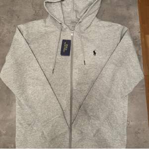 Fet grå zip hoodie från Ralph Lauren. Endast testad och säljer då den inte passade som jag ville.