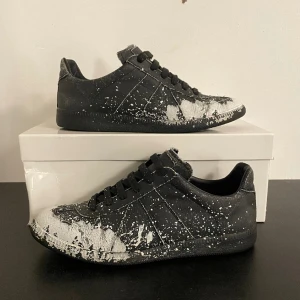 Maison Margiela Gat - äkta maison margiela paint splatter gats. storlek 41, passar 42. köpta på ettresex, kvitto finns. OG box✅og laces✅kan möjligtvis trade mot annat liknande🦇kom dm för fler bilder os