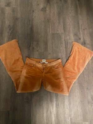 Oranga manchesterbyxor - Cooolaste unika byxorna! Low waist oranga manchesterbyxor med cool tvätt 