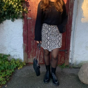 Minikjol - Säljer minikjol med ormmönster från Zara. 