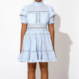 By malina klänning - Super söt fin ljusblå klänning från By malina, Köptes i sommras för min brors student för 2599kr. Endast använd en gång då jag inte finner några tillfällen att använda den. Så söt vekligen och väldigt rejäl och varm i materialet🫶🏼💞Jag är ca 168cm! 