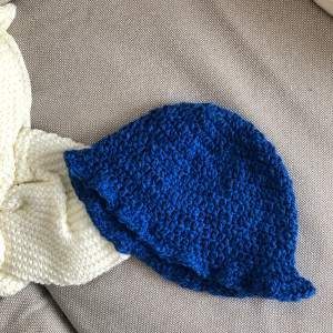 En handgjord virkad marinblå Hatt. Perfekt för våren. 