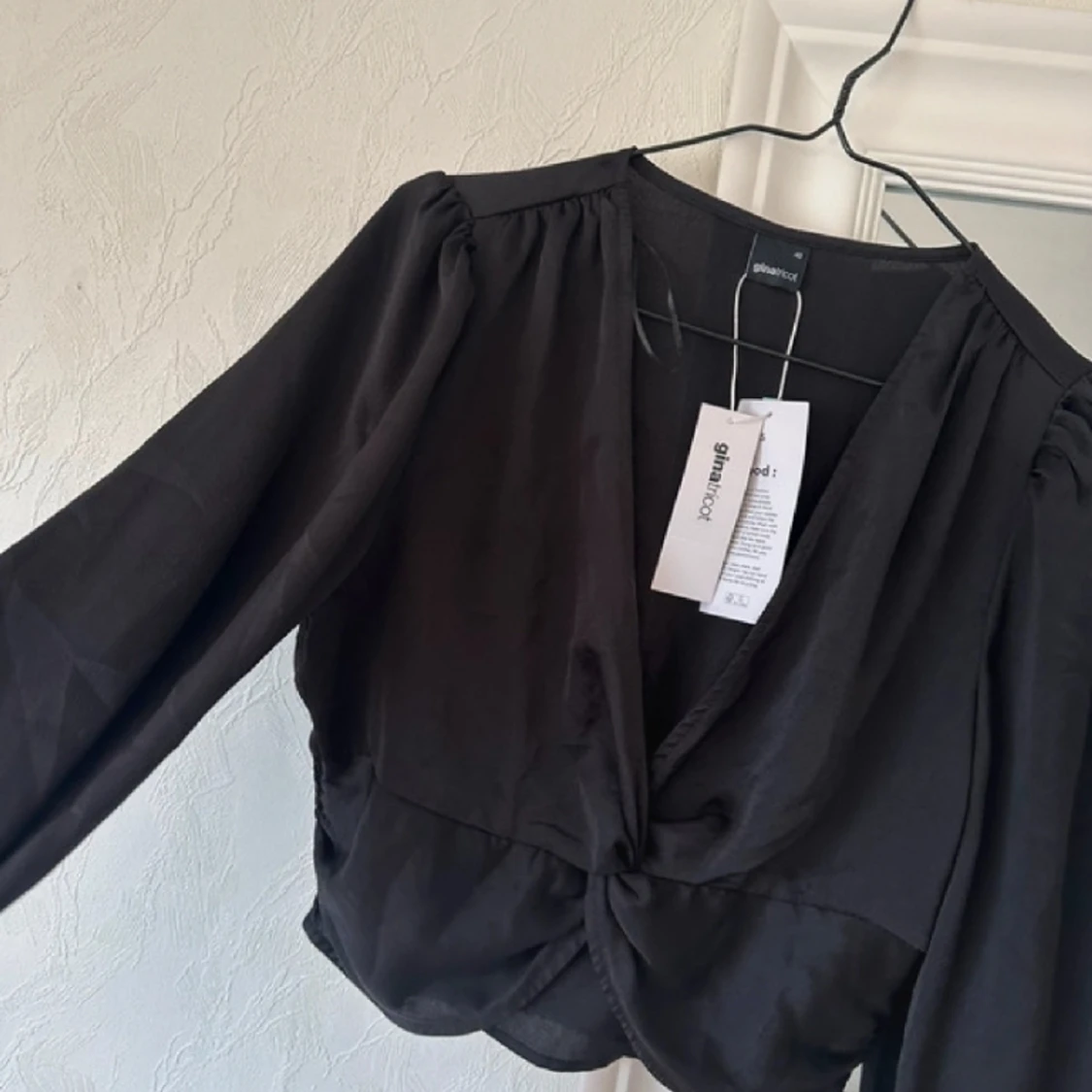 Blus med omlottdetalj🖤 - 91