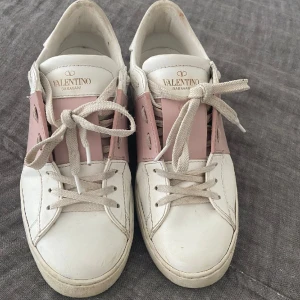 Valentino skor - Säljer mina rosa valentino skor då det ej kommer till andvänding längre, andvänt men fint skick💗äktahetsbevis och box finns!