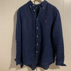 Säljer denna populära mörkblåa linneskjorta från Ralph Lauren | Använd lite grann men i bra skick | Storlek XL i barnstolek så jag skulle rekommendera att man är max 170 cm och stor runt midjan för att den ska passa så bra som möjligt | Nypris: 1400 kr | 