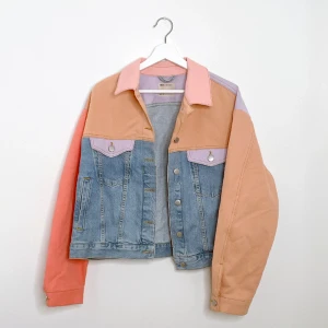 Jeansjacka med pastellfärger  - Jeansjacka med partier i pastell från ASOS i storlek UK 16 / EU 44 Bara använd vid ett tillfälle 🩷