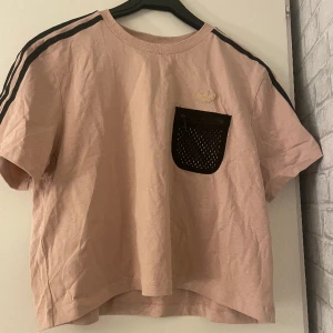 Rosa T-shirt - Rosa med en svart ficka med dragkedja. Aldrig använd med lappen kvar. Original priset var 400kr