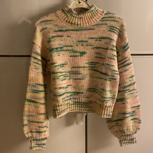 Flerfärgad stickad tröja - En supermjuk och skön stickad tröja från Monki som är i nyskick då den endast kommit till användning 1-2 ggr💗bara att be om fler bilder så fixar jag det! 🫶🏼