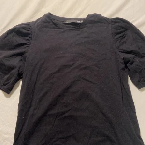 Puffärm på tshirt.  - Fick i i julklapp för något år sedan men aldrig använt, därför är prislappen kvar men avriven och som nyskick. Den är svart med puffärmar 💞Storlek cs men passar S böttre. 