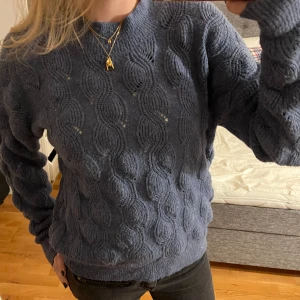 Unik stickad tröja - blå/lila/grå stickad me coolt mönster💙💜