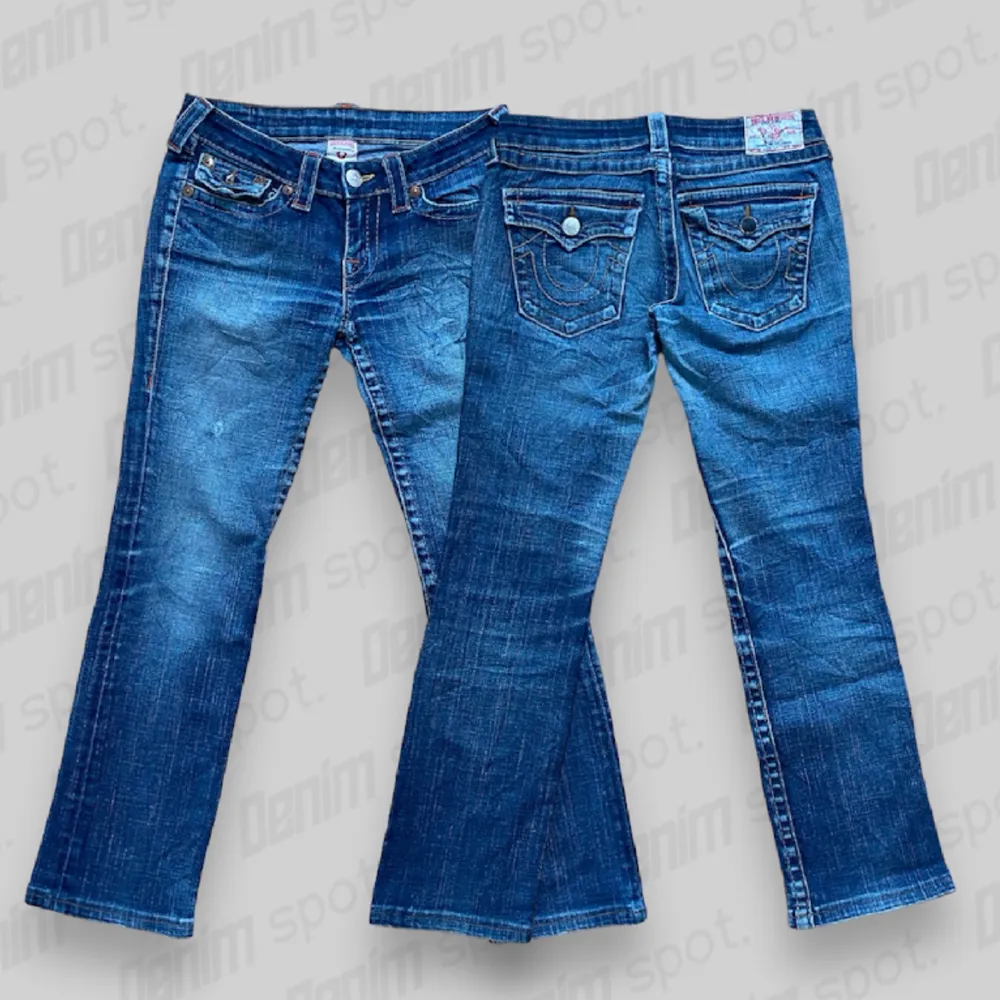 Fina True religion jeans• storlek w28 • Mått: Längd: 90cm Innerbenslängd: 71cm midjebredd: 36.5cm lårbredd: 20 Benöppning: 18cm • OBS: ett litet hål på höger lår, en knapp på flappen saknas och broderiet är lite trasigt. Vid frågor, meddela här! 💙. Jeans & Byxor.
