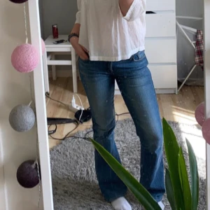 7 for all mankind jeans - Säljer nu mina jättesnygga lågmidjade bootcut jeans från 7 for all mankind med snygga bakfickor. Säljer eftersom de har blivit för små för mig och då inte kan stänga knappen. 