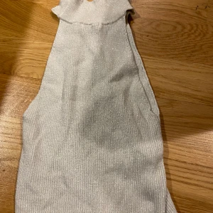 Topp  - En fin topp som sitter tajt och kan användas på t.e.x fester, storlek XS. säljer då jag har två stycken🤍
