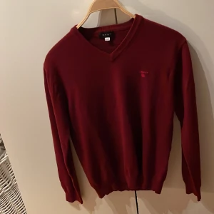 Gant tröja  - Knappt använd. Säljer för att den inte passar längre 