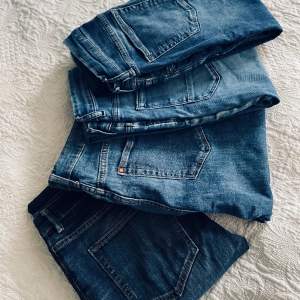 4 par HM-jeans för ålder pojke 13-15. Olika blå nyanser. Säljs som ett paket.  1. Skinny &Denim, stlk 30/32 2. Superstretch &Denim, stlk 164 3. Skinny Fit &Denim, stlk 164 4. &Denim, stlk 170  