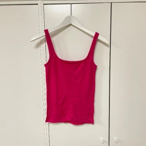 Barbierosa topp - oanvänd💖 - Köpt från Paris för ett par månader sedan. Inga tecken på användning då jag bara testade den. Nypris: 110kr säljer för halva priset: 55kr. Priset kan diskuteras!