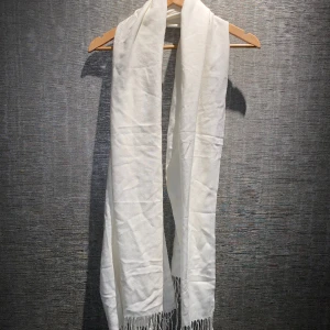 Halsduk - En superfin, simpel vit halsduk med fransar på botten. Skriv privat för mer info bilder.