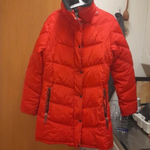 Röd jacka - Tyvärr har luvan kommot bort finns knappar så man kan sätta på luva själv