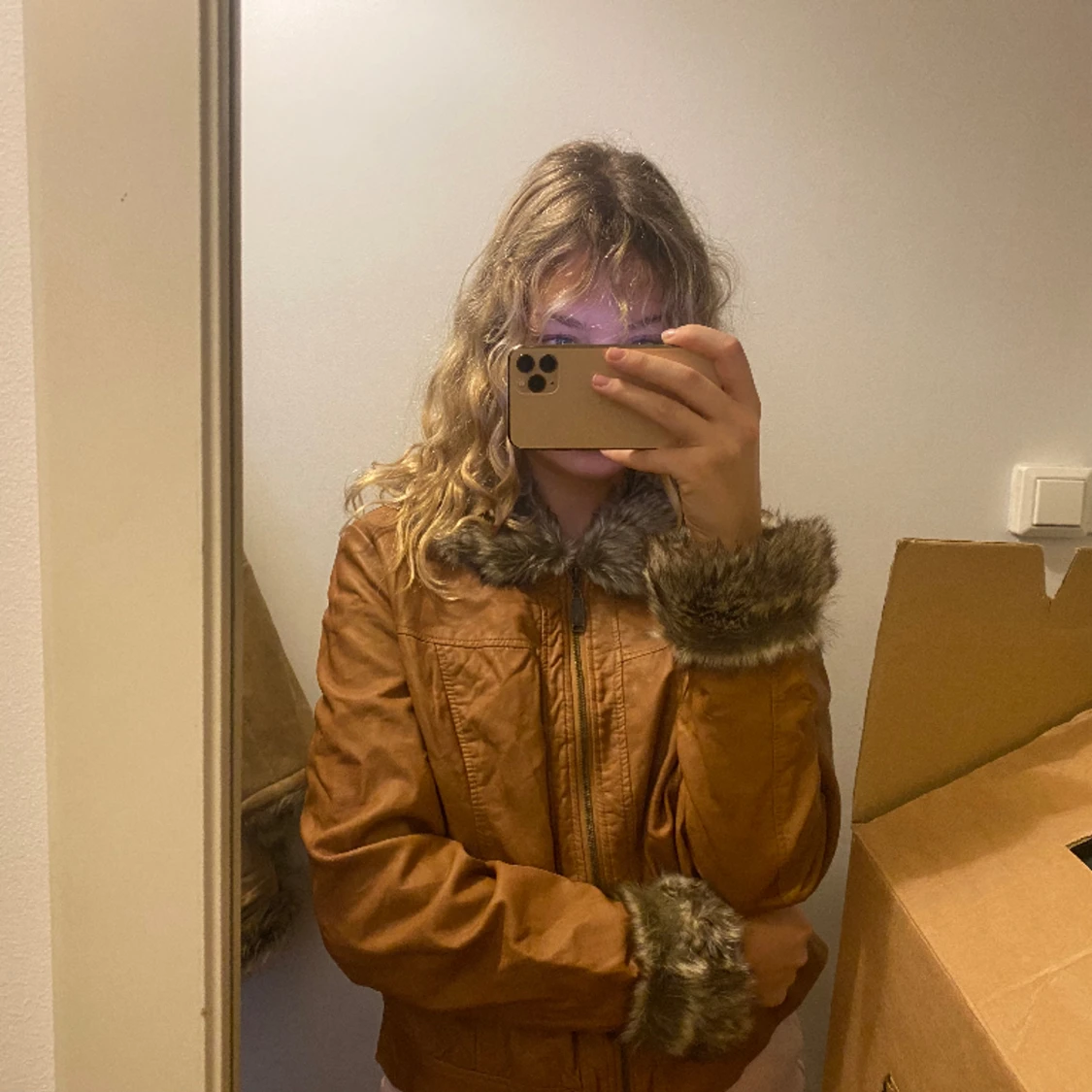 Skinnjacka med pälsdetaljer 