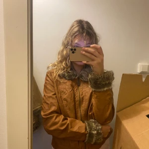 Skinnjacka med pälsdetaljer  - pälsen är faux och jackan sitter som en M på mig som vanligtvis har strl S