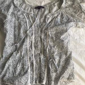 Säljer denna vintage blusen med så coolt mönster! Passar en S/M 😍