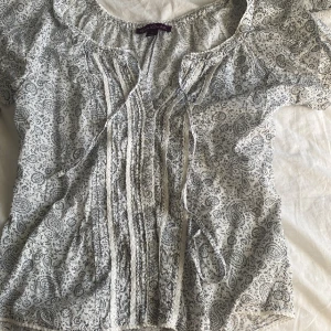 Fin blus - Säljer denna vintage blusen med så coolt mönster! Passar en S/M 😍
