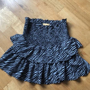 Kjol - En jättefin vit/svart kjol från GinaTrivot i mycket bra skick och skönt material!