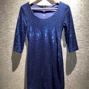 En jättefin mörkblå mini-paljett klänning med 3/4 armar. Passar perfekt för fest eller nyår. I storlek S och  m. Skriv privat för mer bilder och info.