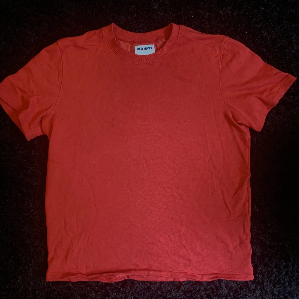 En röd heavyweight tee i storlek L från Old Navy i USA Använd 1 gång. T-shirts.