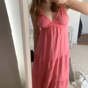 Jätte fin rosa klänning från bershka som endast är använd en gång🩷🩷