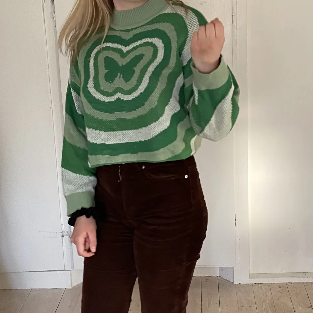 Grön tröja i storlek L, men passar mig som är S-M. Kontakta mig vid köp eller frågor💛. Stickat.