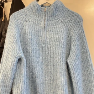 Mysig tröja från ASOS - Jättefluffig och mjuk tröja med dragkedja från ASOS petite. I storlek 38 men passar då mig som är 165cm.    Använd endast 1 gång, så i nyskick! Nypris 479kr  Kan skicka bild på den vid behov 