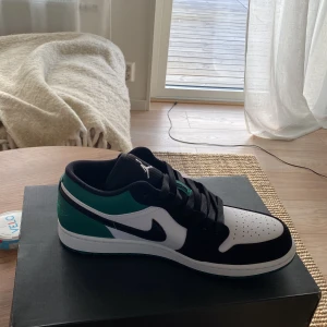 Air Jordan 1 Low Mystic Green - Säljer dessa AJ1 Low Mystic Green i storlek US 9.5 (EU43). Skorna släpptes 2020. Ej använda och boxen i gott skick dessutom. 