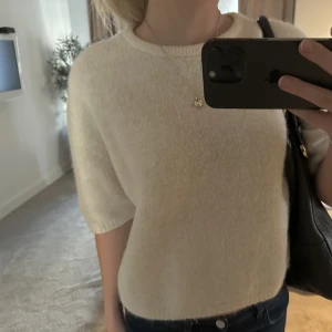 Stickad tröja  - En värdig stickad tröja med trekvarts armar som är väldigt trendig i en snygg färg som passar till allt! Använd runt 3 gånger. Köpt för 500kr.