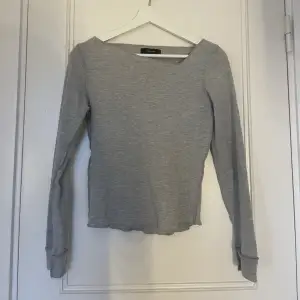 En grå långärmad tröja i bra skick från vero Moda i storlek xs 