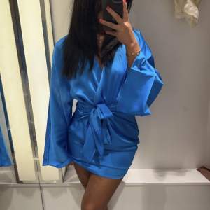 Blå klänning från Gina tricot passa perfekt nu till sommar!🥰