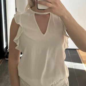 Vit blus - Vit blus från bershka i Xs