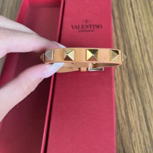 valentino armband - oranget armband från valentino, rätt så slitet men inget som påverkar använding, går säker att limma om man vill det, självklart äkta och man får med box, tvr har jag tappat bort kvittot, betalning sker endast via swish 