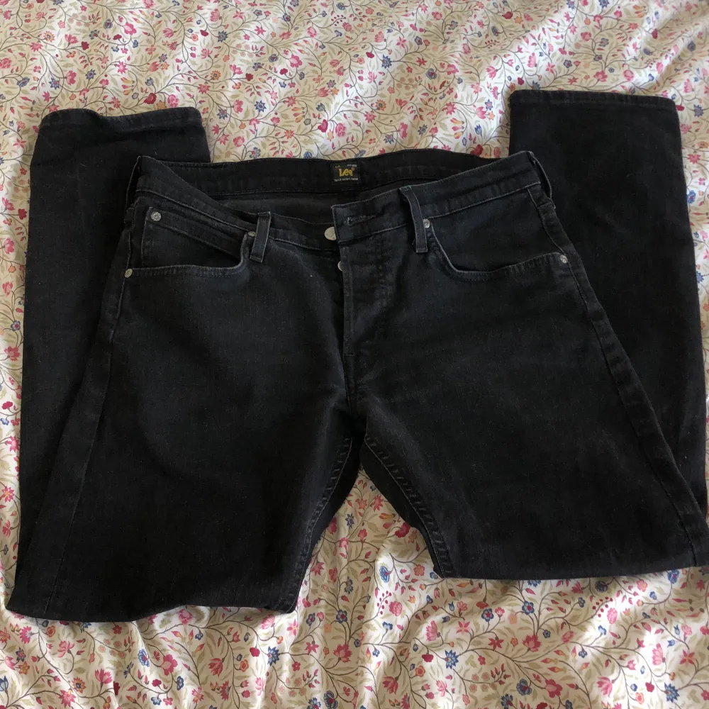 Säljer mina svarta lågmidjade jeans ifrån Lee som är straight. Har många jeans och andvänder inte dessa par.. Jeans & Byxor.