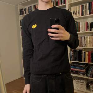 Svart tröja från Wu-tang’s egna märke ”Wu-wear”. Använt skick, Medium