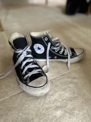 Converse - Svarta Converse i begagnat men snyggt skick! 