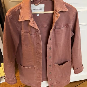 Lång jeansjacka Carin Wester - En längre jeansjacka i gammelrosa från Carin Wester. Strl XS men passar också S. 