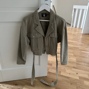 Jeansjacka  - Croped jeansjacka i grön. Jättefin och nästan aldrig använd. Från boohoo 