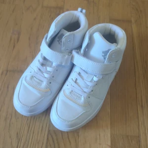 Sneakers  - Fina oanvända sneakers, bara provade 