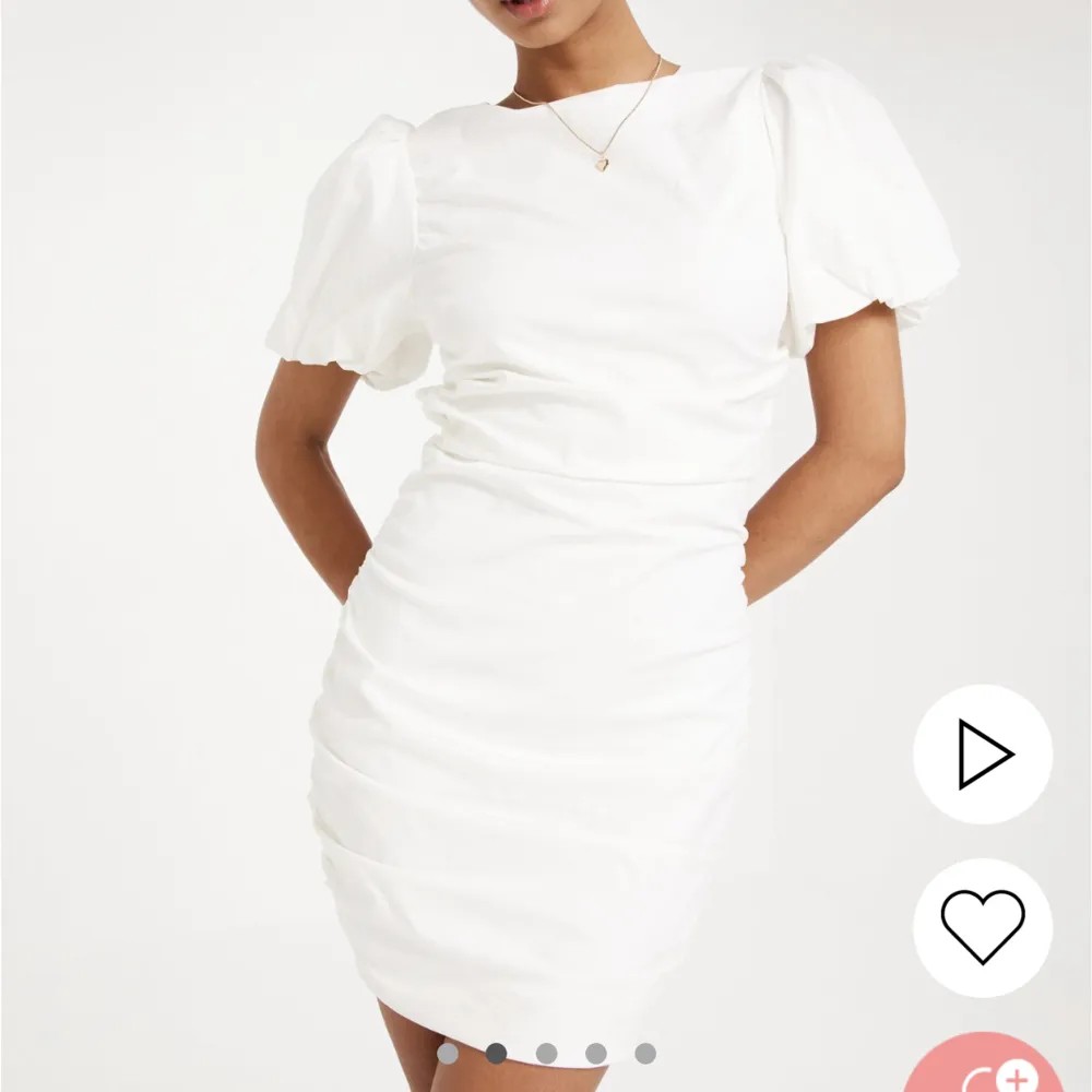 Säljer en vit klänning i storlek 38 från nelly, passar perfekt till skolavslutning eller student. Puffärmar och öppen rygg med knytning i bak. Köpt för 490kr, aldrig använd (lapp finns kvar) Skriv privat för fler bilder eller funderingar. Klänningar.