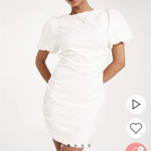 Säljer en vit klänning i storlek 38 från nelly, passar perfekt till skolavslutning eller student. Puffärmar och öppen rygg med knytning i bak. Köpt för 490kr, aldrig använd (lapp finns kvar) Skriv privat för fler bilder eller funderingar